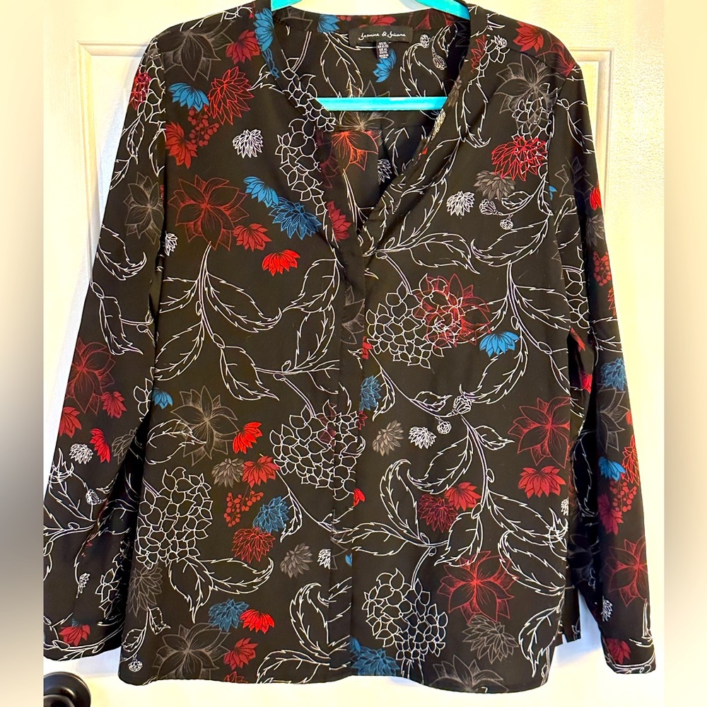 Women’s blouse,XL. Smoke free home.Wear tucked in or outside.